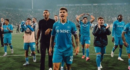 Jogadores do Napoli celebram com a torcida