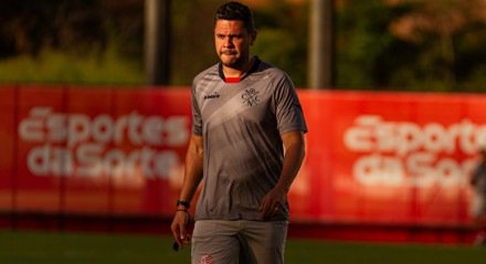 Guilherme dos Anjos, auxiliar técnico, em treino do Náutico
