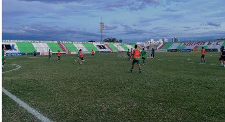 Jogadores do Sousa em treino no Estádio Marizão