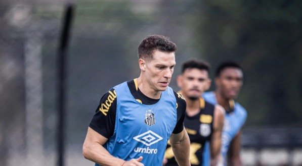 O argentino Julio Furch esta oficialmente inscrito pelo Santos no Campeonato Brasileiro.