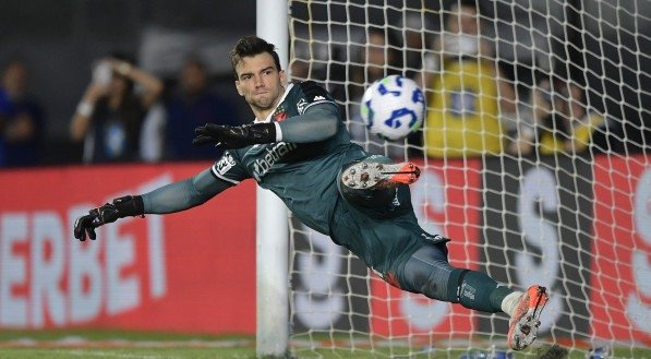 Léo Jardim, goleiro e herói do Vasco, em defesa de pênalti