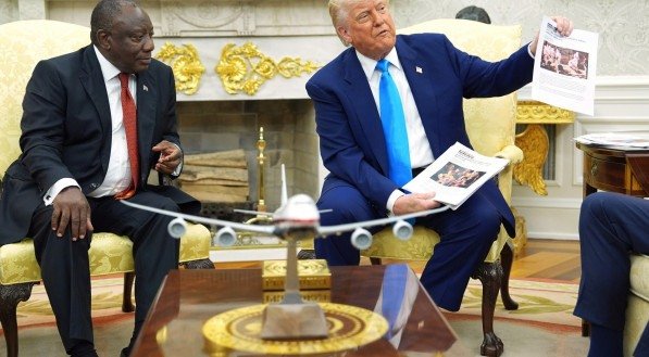 Donald Trump mostra documentos durante encontro com o presidente da África do Sul, Cyril Ramaphosa
