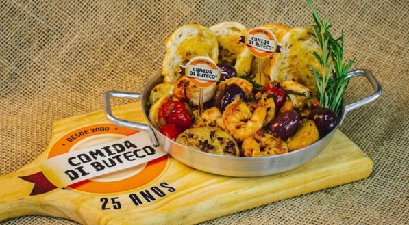 Receita da campeã Casa de Déia Petiscos combina camarões grandes salteados com minibatatas, tomates cerejas, azeite de oliva aromatizado com alecrim, alho, alcaparras e azeitonas roxas