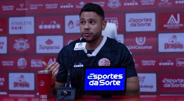 Guilherme dos Anos, auxiliar do Náutico, em entrevista coletiva