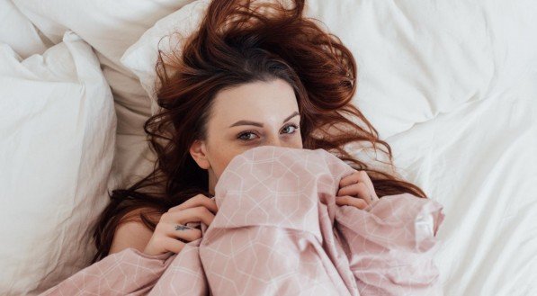 Dormir com o cabelo molhado: um hábito aparentemente inofensivo que pode comprometer sua saúde