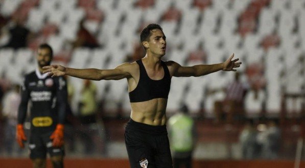 Rodriguinho foi um dos protagonistas da vitória do São Paulo sobre o Náutico por 2 a 1, na noite desta terça-feira, nos Aflitos, pela terceira fase da Copa do Brasil. O triunfo garantiu ao Tricolor a vaga nas oitavas de final do torneio, e teve um gosto ainda mais especial para o jovem meia, que [&amp;#8230;]