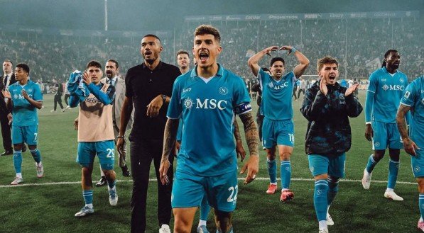 Jogadores do Napoli celebram com a torcida