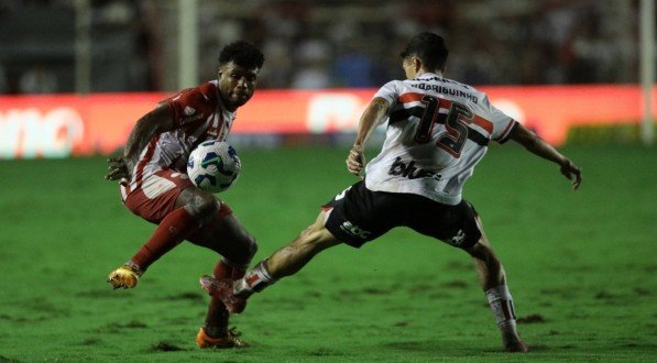Lance do jogo entre Náutico x São Paulo pela 3ª fase da Copa do Brasil 2025