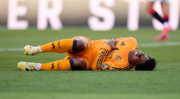 Recuperação do atacante pode durar até dois meses