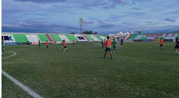 Jogadores do Sousa em treino no Estádio Marizão