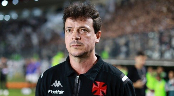 Loide Augusto causa polêmica com gesto durante jogo, mas Fernando Diniz ressalta que prioridade é o desempenho da equipe.