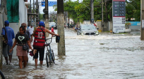 Chuvas exigem políticas públicas permanentes em Pernambuco