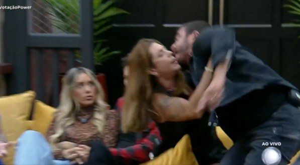Briga no Power Couple: Dhomini se descontrola durante votação ao vivo e parte para cima de participantes