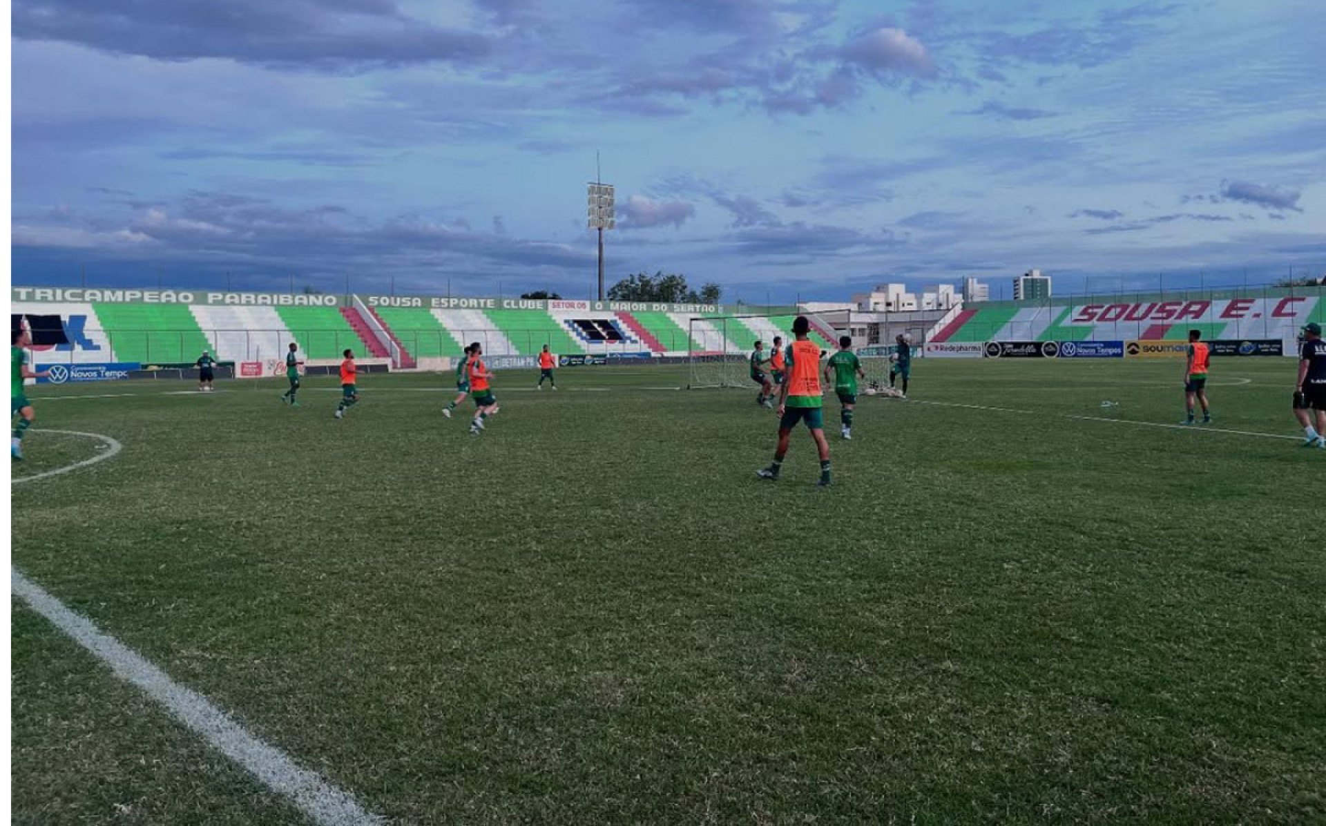 Jogadores do Sousa em treino no Estádio Marizão