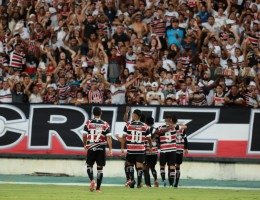 Imagem dos jogadores do Santa Cruz em comemoração de gol com a torcida no Arruda