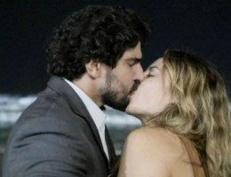 Vale Tudo: Heleninha e Ivan se beijam e têm momento romântico na praia