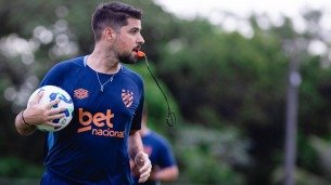 António Oliveira, técnico do Sport, durante treinamento