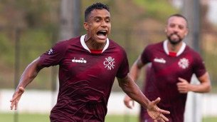 Arnaldo, lateral-direito do N&aacute;utico, em treino no CT Wilson Campos