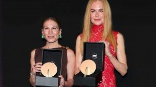 Cineasta pernambucana Mariana Brennand recebendo o prêmio Women in Motion Emerging Talent, ao lado de Nicole Kidman