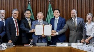 Presidente Lula da Silva, durante reunião com o Ministro de Minas e Energia, Alexandre Silveira. 