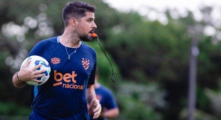 António Oliveira, técnico do Sport, durante treinamento