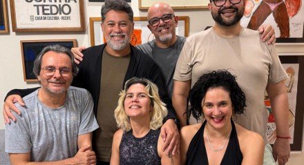 Coletivo Angu celebra 20 anos com peça que discute desinformação