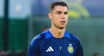 Cristiano Ronaldo com expresão de surpresa em treino