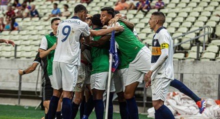 Jogadores do Retrô em comemoração de gol na classificação em cima do Fortaleza