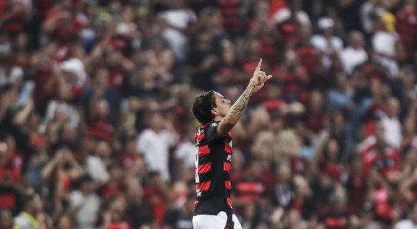 Pedro celebra primeira partida de 90 minutos após retorno e evita falar sobre titularidade imediata