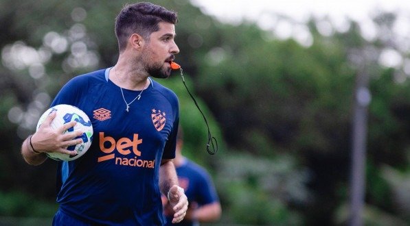 António Oliveira, técnico do Sport, durante treinamento