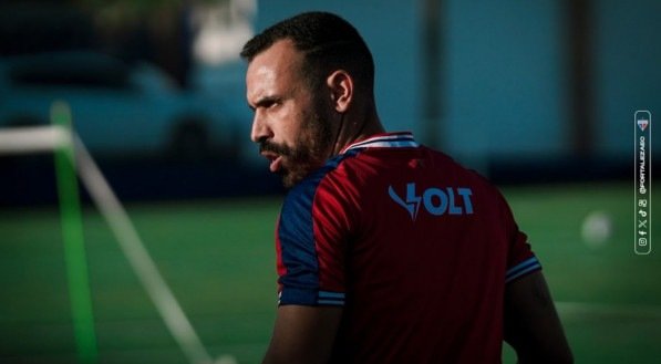Atacante foi flagrado bem irritado após a eliminação do Leão para o Retrô, nos pênaltis, pelo torneio nacional. Confira o momento.
