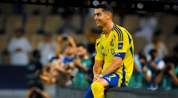 Cristiano Ronaldo sorrindo em comemoração de gol