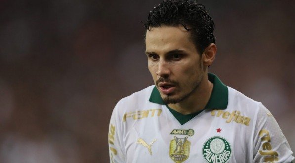 O Palmeiras tem um jogo decisivo pela terceira fase da Copa do Brasil nesta quinta-feira (22), contra o Ceará, no Allianz Parque. Entretanto, o time Alviverde tem um desfalque importante na partida, de última hora. O meia Raphael Veiga, depois de um mês afastado por uma lesão no ombro, vinha entrando nos últimos jogos mas [&amp;#8230;]