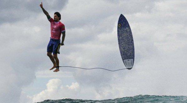 Icônica imagem de Gabriel Medina capturada por fotógrafo francês segue no centro das atenções.