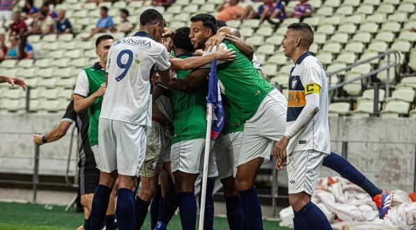 Jogadores do Retrô em comemoração de gol na classificação em cima do Fortaleza