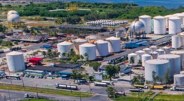 Unidade da Ultracargo no Porto de Suape.