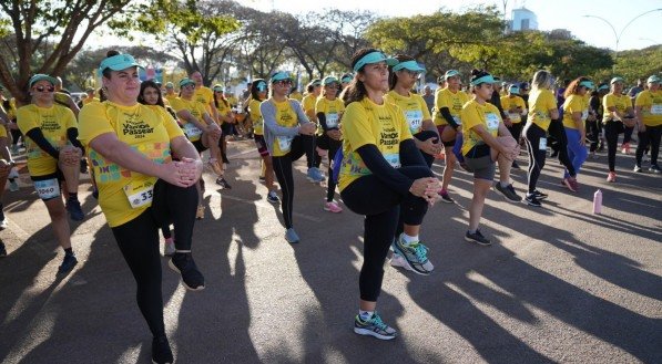 *Imagem de pessoas praticando atividades físicas em evento Vamos Passear