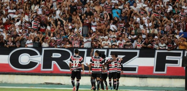 Imagem dos jogadores do Santa Cruz em comemoração de gol com a torcida no Arruda