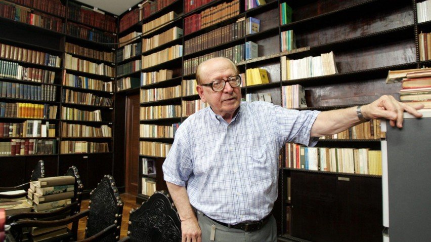  O professor Evanildo Bechara, imortal da ABL, em seu escritório, no centro do Rio de Janeiro