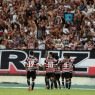 Imagem dos jogadores do Santa Cruz em comemoração de gol com a torcida no Arruda