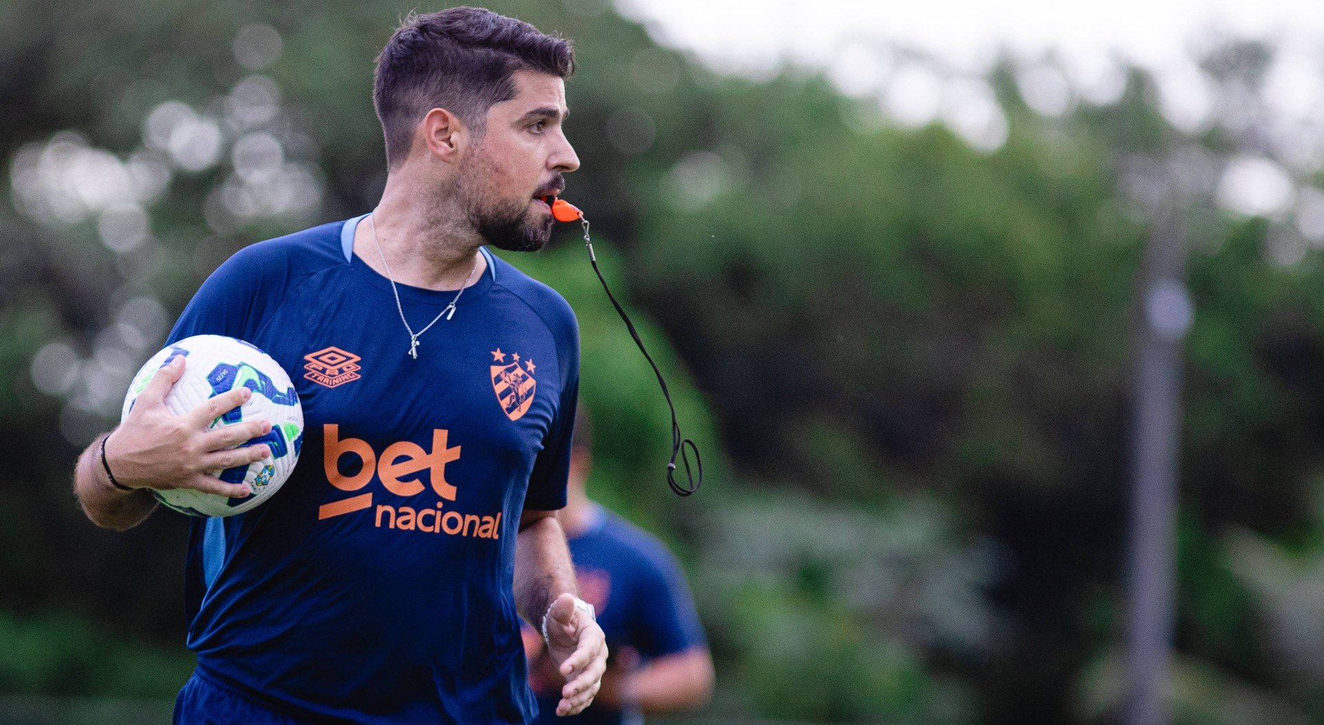 António Oliveira, técnico do Sport, durante treinamento
