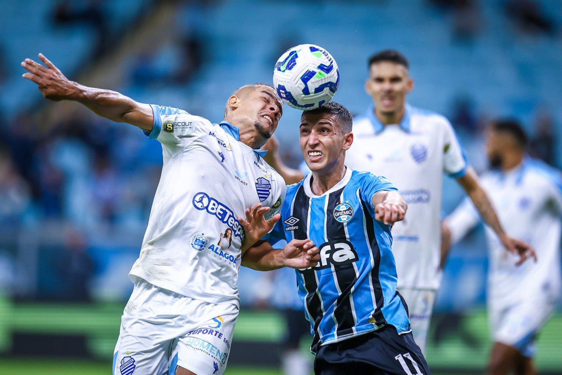 Dirigentes gremistas invadiram o gramado da Arena após o apito final para protestar contra um gol anulado aos 44 da segunda etapa.