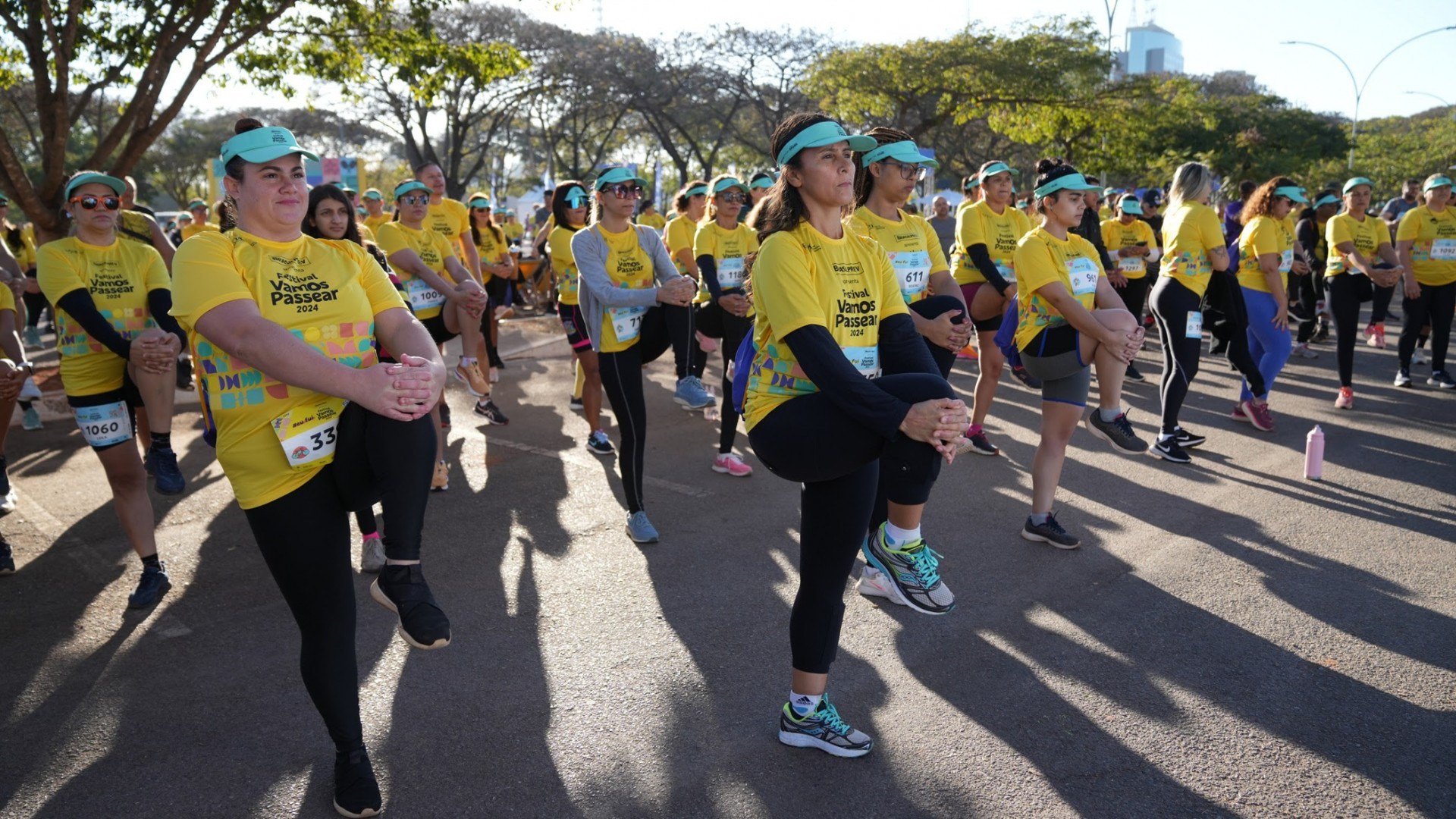 *Imagem de pessoas praticando atividades físicas em evento Vamos Passear