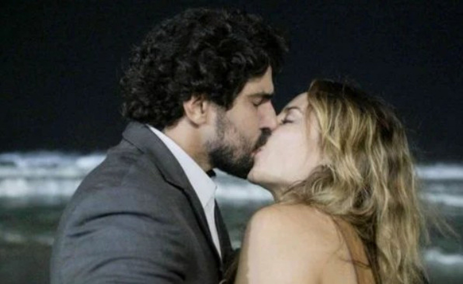 Vale Tudo: Heleninha e Ivan se beijam e têm momento romântico na praia