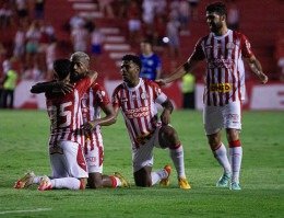 Imagem do confronto entre Náutico e Confiança