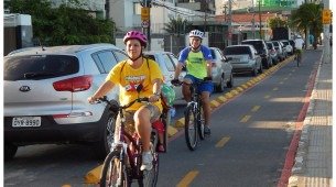 Imagem de ciclistas pedalando na ciclofaixa de Olinda