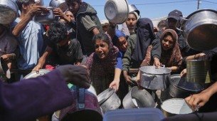 Palestinos enfrentam condições subumanas em busca de alimentos