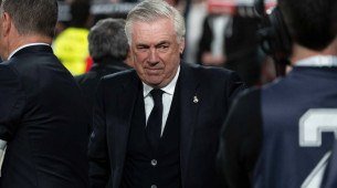 Carlo Ancelotti com olhar atento em jogo do Real Madrid
