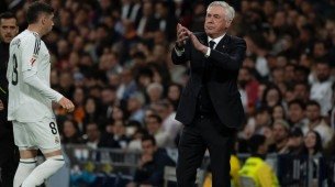 Carlo Ancelotti aplaudindo jogador do Real Madrid