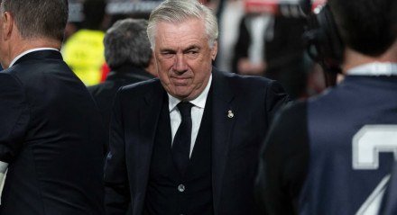 Carlo Ancelotti com olhar atento em jogo do Real Madrid